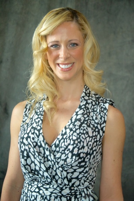 Белокурых женщин доводят до слез во время пыток в подземелье картинка 2