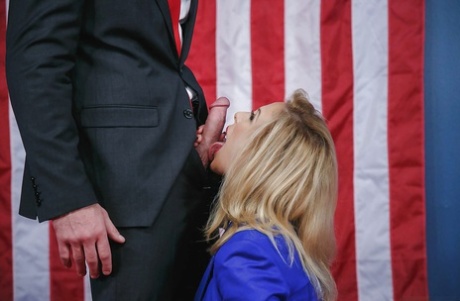 Милф-блондинка, порнозвезда Cherie Deville, обнажает большие сиськи, отсасывая член картинка 2