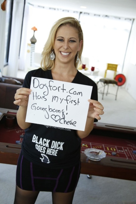 Горячая блондинка Шери Девилл воплощает в жизнь свои мечты о межрасовой групповухе картинка 1