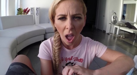 Модели-одиночки по очереди обнажают свою грудь во время моделирования и траха картинка 1