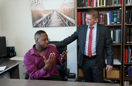 Чернокожий мужчина завербован, чтобы трахнуть Шери Девилл на глазах у ее кавказского рогоносца картинка 1