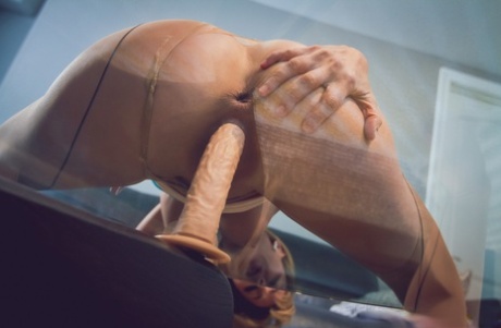 Горячая блондинка-пума Cherie Deville скачет на отсасывающем дилдо, прежде чем трахнуть парня картинка 10