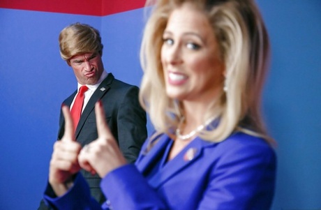 Милф-блондинка, порнозвезда Cherie Deville, обнажает большие сиськи, отсасывая член картинка 1