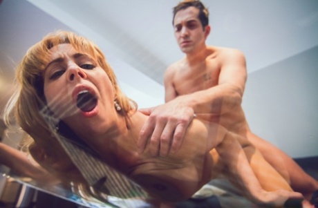 Горячая блондинка-пума Cherie Deville скачет на отсасывающем дилдо, прежде чем трахнуть парня картинка 18