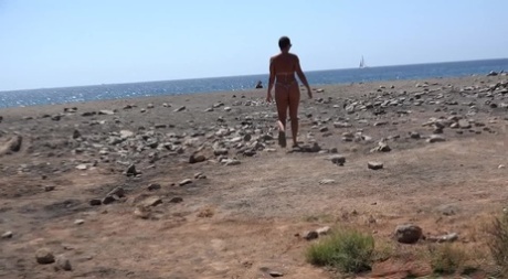 Белокожая женщина с короткими волосами Хлоя Ламур приседает пописать в своем бикини картинка 15