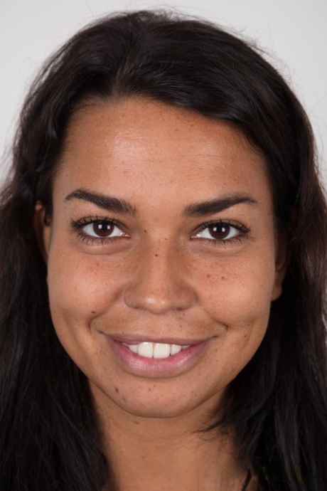 Соблазнительная первокурсница демонстрирует свою лысую киску после того, как сняла всю свою одежду картинка 1