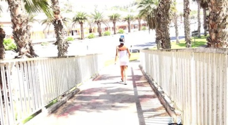 Белокожая цыпочка Хлоя Ламур мочится на пешеходном мосту картинка 15