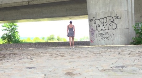 Хлоя Ламур садится на корточки возле моста, чтобы пописать картинка 14