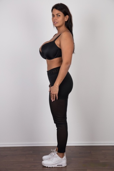 Соблазнительная первокурсница демонстрирует свою лысую киску после того, как сняла всю свою одежду картинка 4