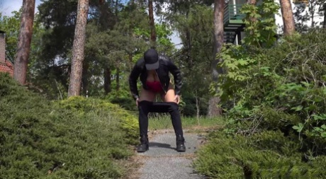 Грудастая Хлоя садится на корточки и наслаждается долгой писей картинка 3