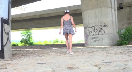 Хлоя Ламур садится на корточки возле моста, чтобы пописать картинка 13