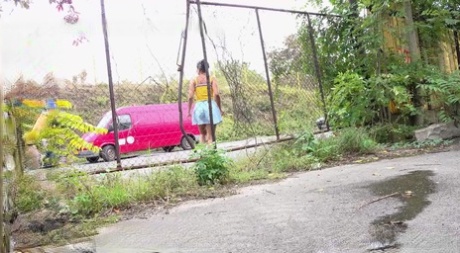 Коротко стриженная девушка Хлоя Ламур крайне нуждается в том, чтобы помочиться на участок тротуара картинка 15