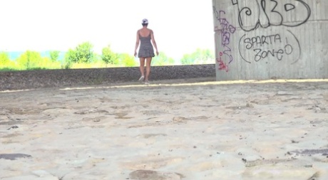 Хлоя Ламур садится на корточки возле моста, чтобы пописать картинка 15