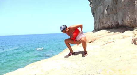 Кавказская девушка Хлоя Ламур мочится, прогуливаясь по приморскому утесу картинка 2