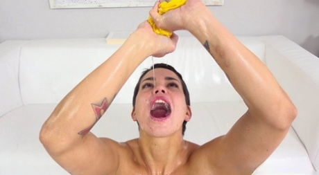 Хлоя Ламур щеголяет короткими волосами и большими сиськами, поглощая собственную мочу картинка 8