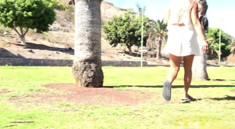 Платиновая блондинка Хлоя Ламур мочится на лужайке в солнцезащитных очках картинка 15