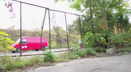 Коротко стриженная девушка Хлоя Ламур крайне нуждается в том, чтобы помочиться на участок тротуара картинка 1