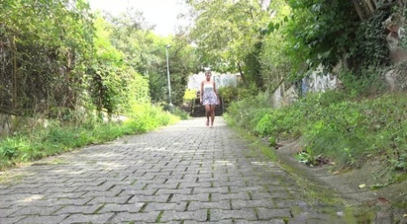 Расстроенная девушка Хлоя Ламур мочится на вымощенную булыжником дорожку картинка 1