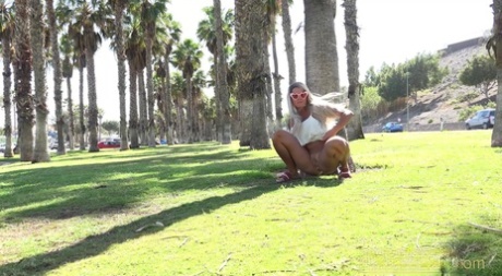 Платиновая блондинка Хлоя Ламур мочится на лужайке в солнцезащитных очках картинка 3