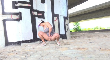 Хлоя Ламур садится на корточки возле моста, чтобы пописать картинка 3