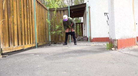 Грудастая красотка Хлоя фонтанирует на земле картинка 2