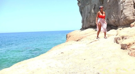 Кавказская девушка Хлоя Ламур мочится, прогуливаясь по приморскому утесу картинка 1