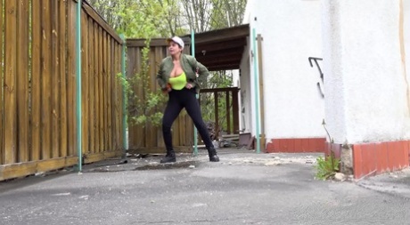 Грудастая красотка Хлоя фонтанирует на земле картинка 13