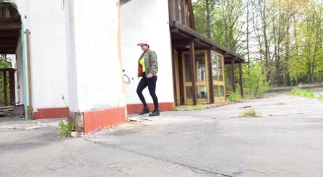 Грудастая красотка Хлоя фонтанирует на земле картинка 1