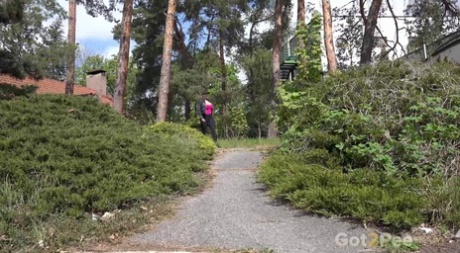 Грудастая Хлоя садится на корточки и наслаждается долгой писей картинка 1