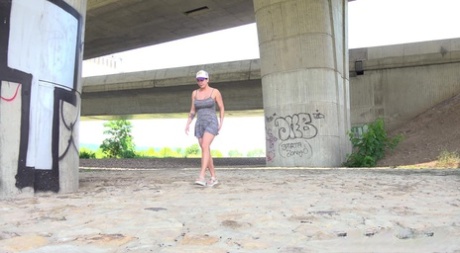 Хлоя Ламур садится на корточки возле моста, чтобы пописать картинка 2