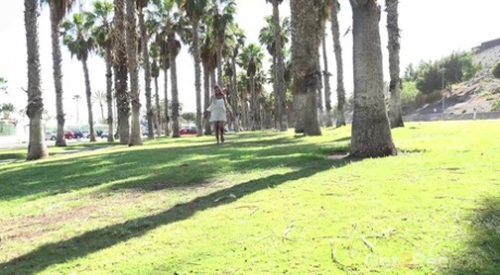 Платиновая блондинка Хлоя Ламур мочится на лужайке в солнцезащитных очках картинка 1