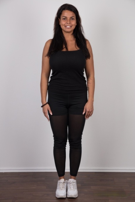 Соблазнительная первокурсница демонстрирует свою лысую киску после того, как сняла всю свою одежду картинка 2