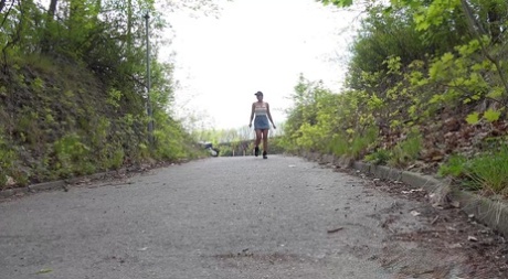 Грудастая красотка Хлоя снимает отчаяние от мочи картинка 1