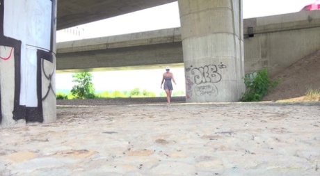 Хлоя Ламур садится на корточки возле моста, чтобы пописать картинка 1