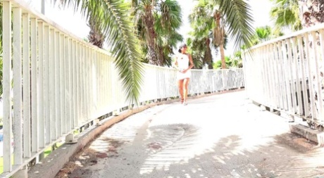 Белокожая цыпочка Хлоя Ламур мочится на пешеходном мосту картинка 1