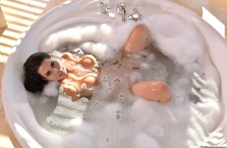 Пышная брюнетка Хлоя Ламур трахает чернокожего мужчину в сиськи и делает минет тоже картинка 2