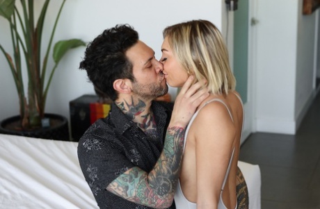 Худенькая блондинка Хлоя Темпл моделирует купальник перед сексом со своим парнем картинка 9