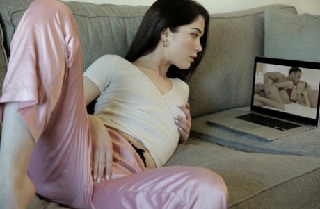 Эвелин Клэр очень любит смотреть порно и фантазировать о том, что она видит картинка 3