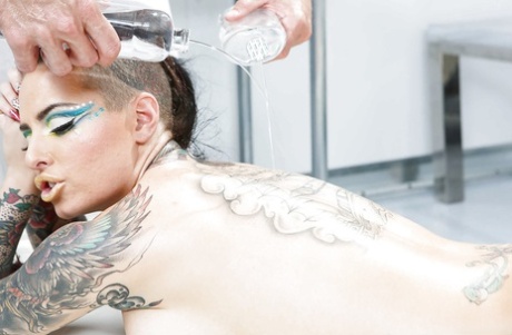 Гламурная татуированная мегера наслаждается масляным массажем, заканчивающимся жестким траханьем картинка 3