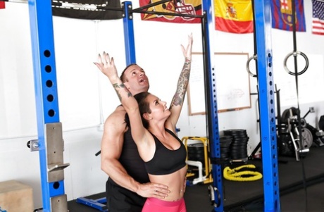 Спортивная красотка с большими сиськами Кристи Мак раздевается и соблазняет своего тренера картинка 3