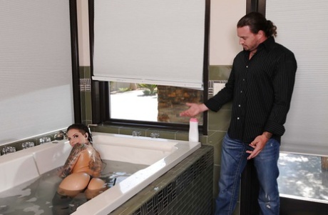 Распутную молоденькую Кристи Мак жестко трахают анально в ванне картинка 1