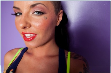 Грудастая татуированная молоденькая красотка Кристи Мак снимает с себя одежду картинка 3