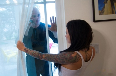 Татуированная цыпочка Кристи Мак приглашает своего женатого соседа внутрь для траха картинка 2