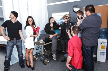 Восхитительные девушки Аса Акира и Кристи Мак наслаждаются пылким групповым сексом вчетвером картинка 1