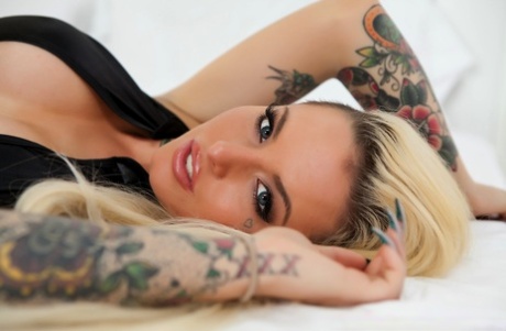 Белокурая порнозвезда Кристи Мак демонстрирует свои красивые сиськи и сексуальную попку картинка 4