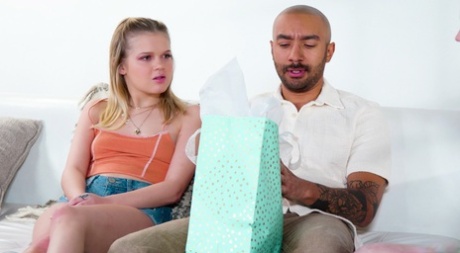 Оливер Дэвис и его подруга Коко Лавлок непринужденно беседуют, когда его картинка 1