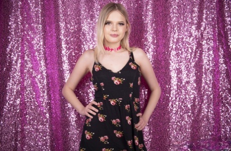 Сладкая блондинка снимает платье перед тем, как позировать обнаженной в сексуальных чулках картинка 1