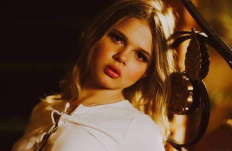 Белокурая порнозвезда Коко Лавлок слизывает сперму со своих пальцев после траха картинка 1