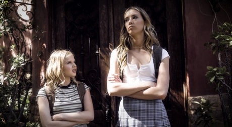 Сводные сестры-подростки Хейли Рид и Коко Лавлок занимаются лесбийским сексом втроем картинка 1