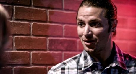 Молоденькая блондинка Коди Вор кончает на свои большие сиськи после траха картинка 1